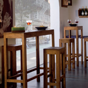 mesas de bar y taburetes de madera