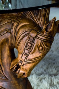 detalle madera rústica mesa caballos