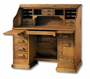 escritorio de madera con corredera