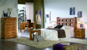 dormitorio madera rustica, cabezal, cómoda, mesitas noche