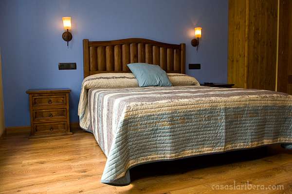 dormitorio madera rústica, cabecero rústico, mesita rústica