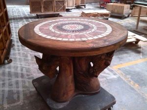 mesa redonda de madera y mármol